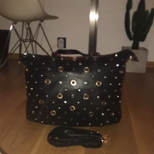  - Väska från gekås, axelband medföljande. Nästan aldrig använd och har mycket förvaring. Som ny !