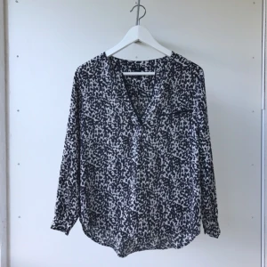  - Så snygg svartvit, v-ringad, mönstrad blus från H&M. Använd någon enstaka gång, mycket fint skick!! 