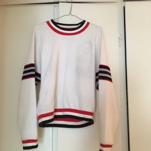  - Adidas tröja, knappt använd! Såå fin och skön! 