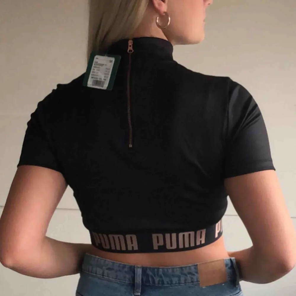 Skit snygg oanvänd cropp topp från @puma med prislapp Aldrig använd, bara testat ca 2 ggr Svart med gulddetaljer Original pris 349kr, säljer för 225kr. Toppar.