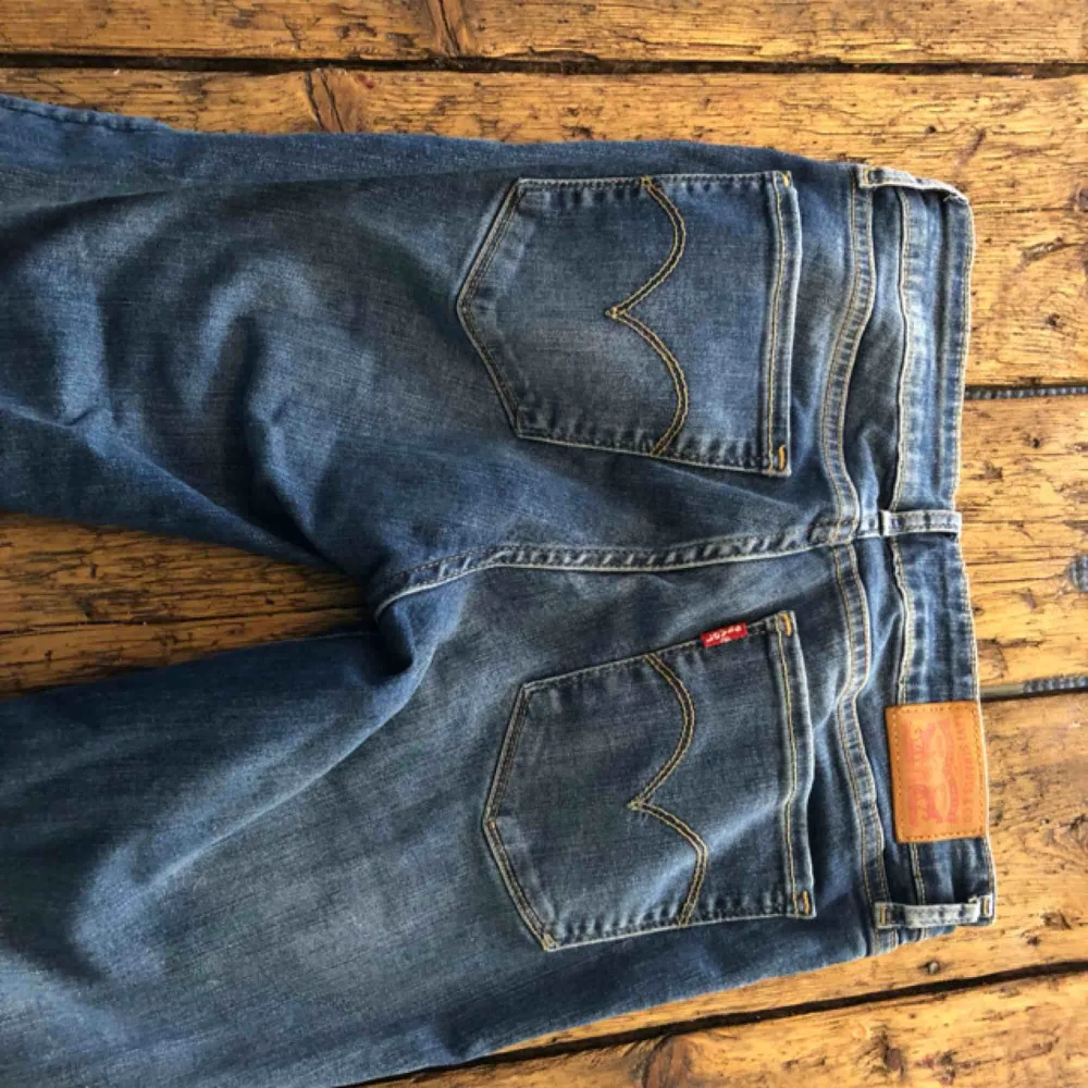Levi’s 711 SKINNY  Storlek:29 Tight passform, (mjukt material) Använda någon gång, nyskick. . Jeans & Byxor.