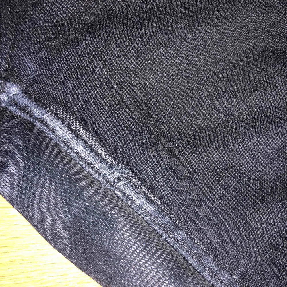 Svarta bootcut jeans. Snygg passform. Lite slitningar i vissa sömmar, men annars väldigt bra skick. Frakt tillkommer.. Jeans & Byxor.