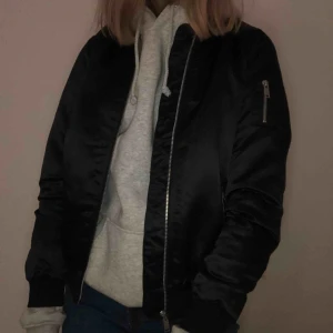  - Snygg svart bomberjacka med silvriga detaljer. Knappt använd.