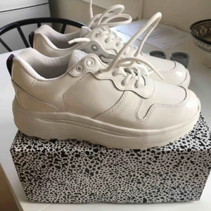  - Helt nya eytys jet, inte använda en sekund bara uppackade ur kartongen. Absolut inget att anmärka på. Köparen står för frakt :)