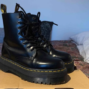  - Säljer mina platå Dr. Martens Jadon pga för små i storleken. Använda max två gånger och främst inomhus i ett tappert försök att gå in. Dem är som nya. Orginalkartong finns, men som är en aning knölig från transport. 