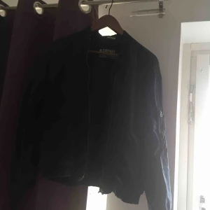  - Denim bomberjacka med dragkedjor på sidan. Funkar som en  tunn vårjacka, väldigt skön och trevlig. Frakt ingår i priset! Storlek 34