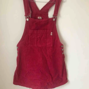  - 🌺 Hängselklänning i rosa/korallfärgat manchester. Hade väldigt gärna behållit den, men är lite för kort för mig som är 1.74. Finfint skick! 🌺 Frakt tillkommer om den behöver skickas 🕊