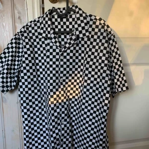  - Shackrutig kortärmad skjorta från sweet sktbs i nyskick. Endast använd fåtal gånger. Frakt tillkommer 💫