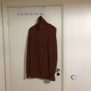  - Stickad tröja från Weekday. Herrstorlek M, passar något större. Shysst waffle-knit i stark orange-röd. 👍