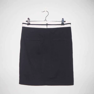  - Tubkjol från Zara i 72% polyester, 24%rayon, 4%elestan. Svart bas med vita detaljer med dragkedja i bak. 76cm i midjemått och 45cm i längd.  Köparen står för frakten på 56kr, kan även mötas upp på söder 🌸