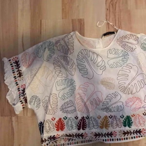  - T-shirt med volang på ärmen