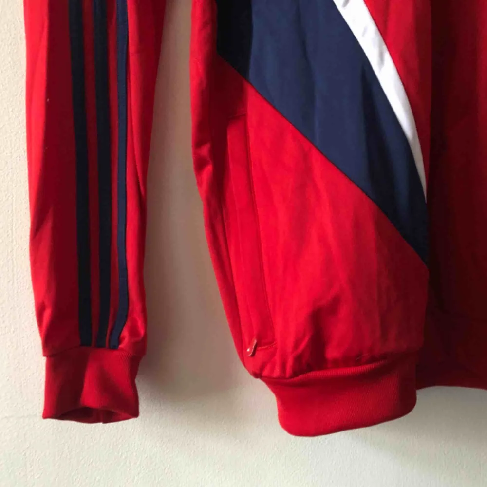 Adidas jacka från 90-talet. Kan hämtas i Uppsala eller skickas . Hoodies.