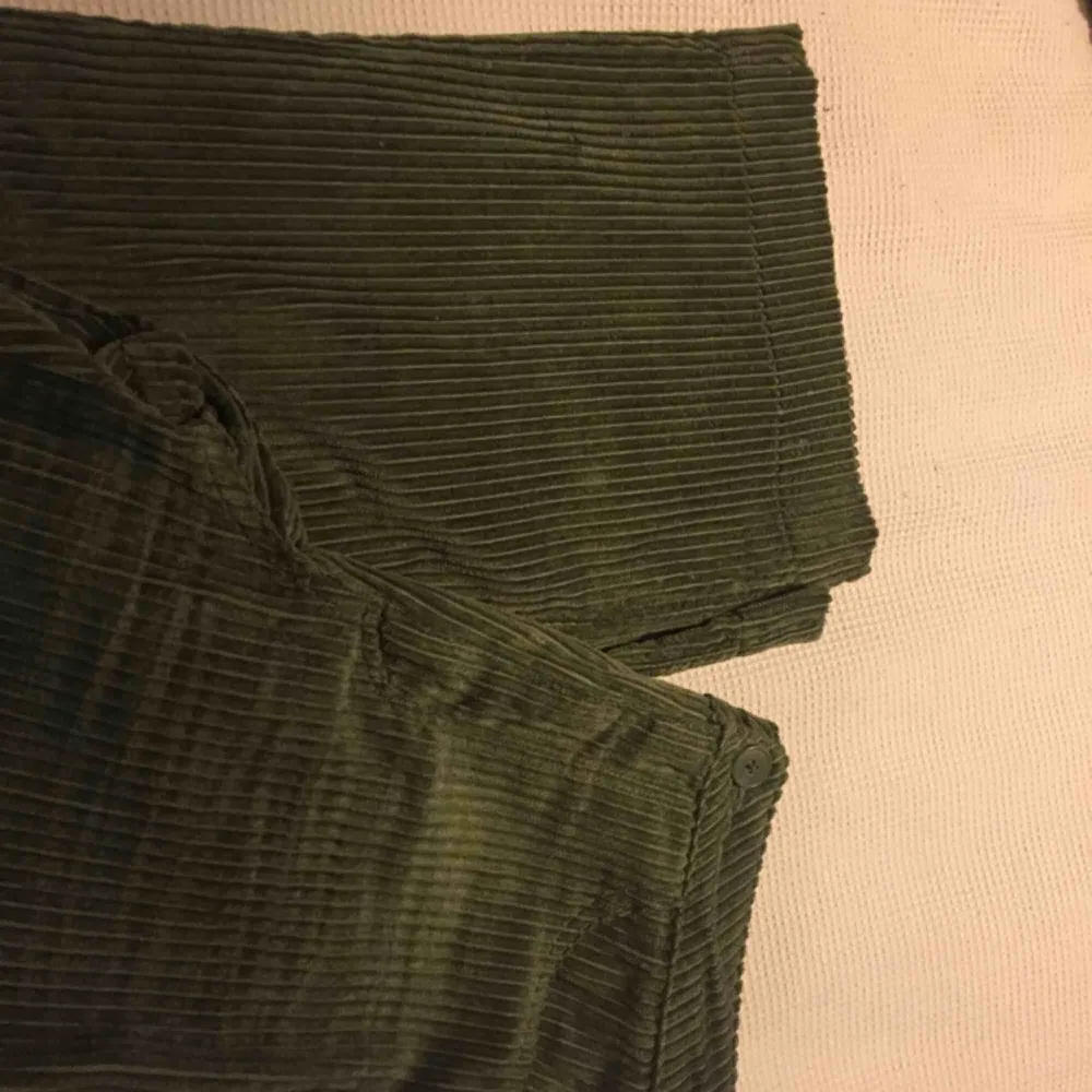 Säljer mina asfina gröna högmidjade manchesterbyxor från Weekday. Endast använda 2 gånger så fint skick med ytterst lite slitage. Bild 3 är  från hemsidan, upplever de dock som något mer utsvängda nertill än vad bilden visar. Nypris var 600kr. . Jeans & Byxor.