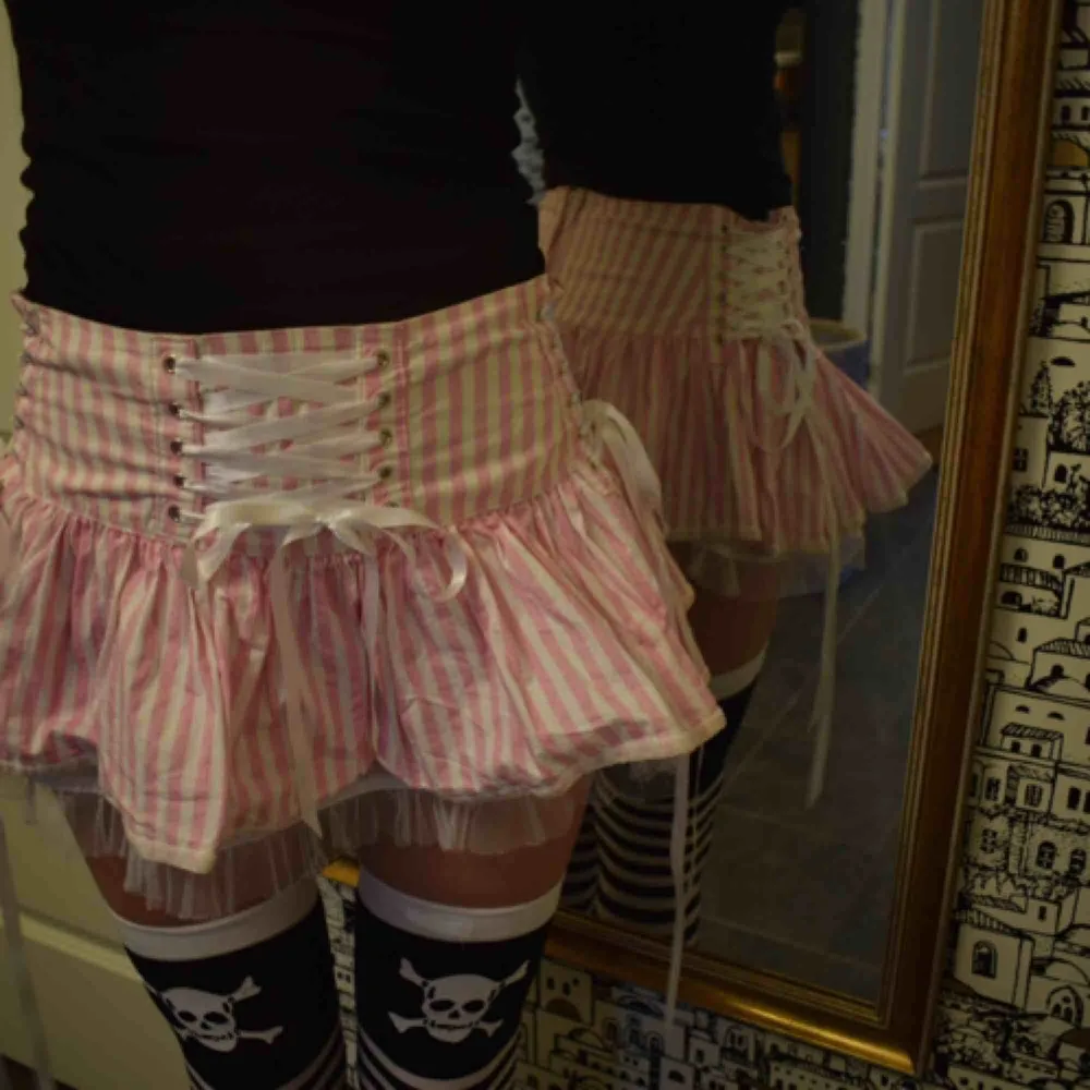 Jättesöt kjol från Hell Bunny  Märkt som medium men kan funka på mindre storlekar också då man kan snöra den på flera ställen (modellen är ca XS, funkar även på mig som har medium)    Säljer även strumporna för 25. Kjolar.