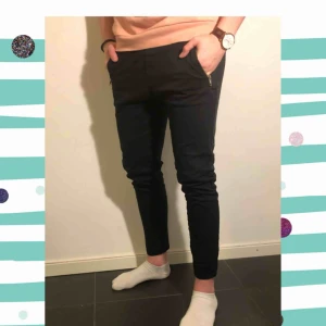  - •Ett par svarta byxor från Just Junkies som är köpt på herrsidan med storlek L men är lite mindre (M) •Bra skikt  •Köparen står för frakt eller mötas upp i Gävle