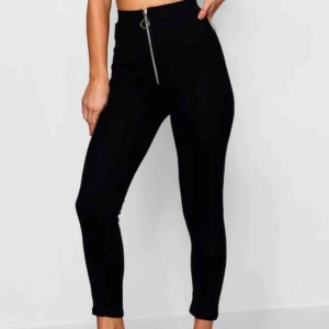  - Ribbade leggings. Stl 40 men det är i ”petite”.  För korta för mig (är 164) Aldrig använda 