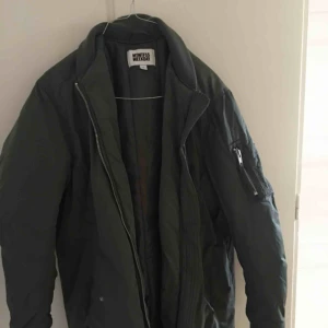  - Lång grön bomberjacka från WEEKDAY i storlek S. 