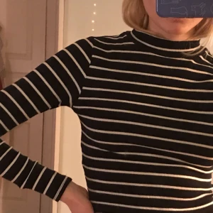  - Snygg randig polotröja från H&M✨✨ lite kortare i modellen. Använd ett antal gånger med är i bra skick!! Kan mötas upp i Stockholm eller så står köparen för frakten