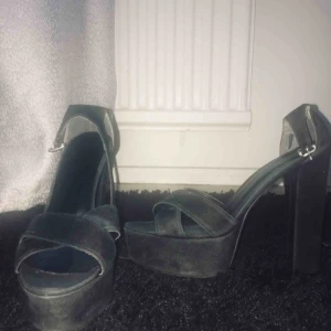  - Första bilden storlek 35 andra bilden storlek 37. Säljes för 99 kr. 