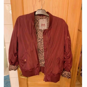  - Vinröd bomberjacka ✨  Köparen betalar för frakt 📮  Katt finns i hemmet 🐈