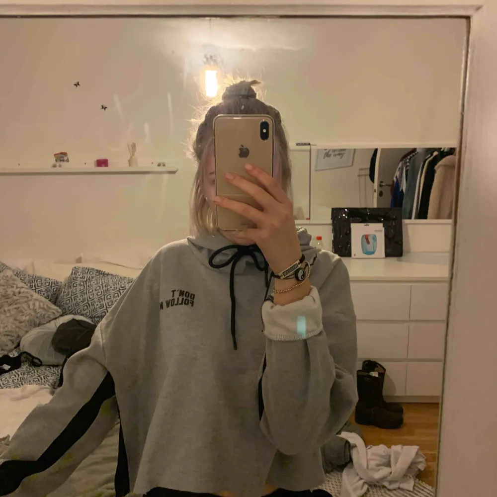 Snygg avklippt hoodie, aldrig använd!💘. Hoodies.