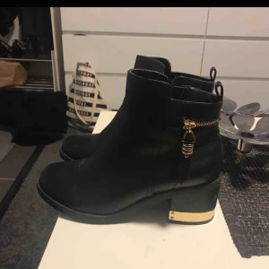  - Nu kan du ha snygga klackar utan att frysa i dessa kalla månader!  Sparsamt använda och inga märken. 