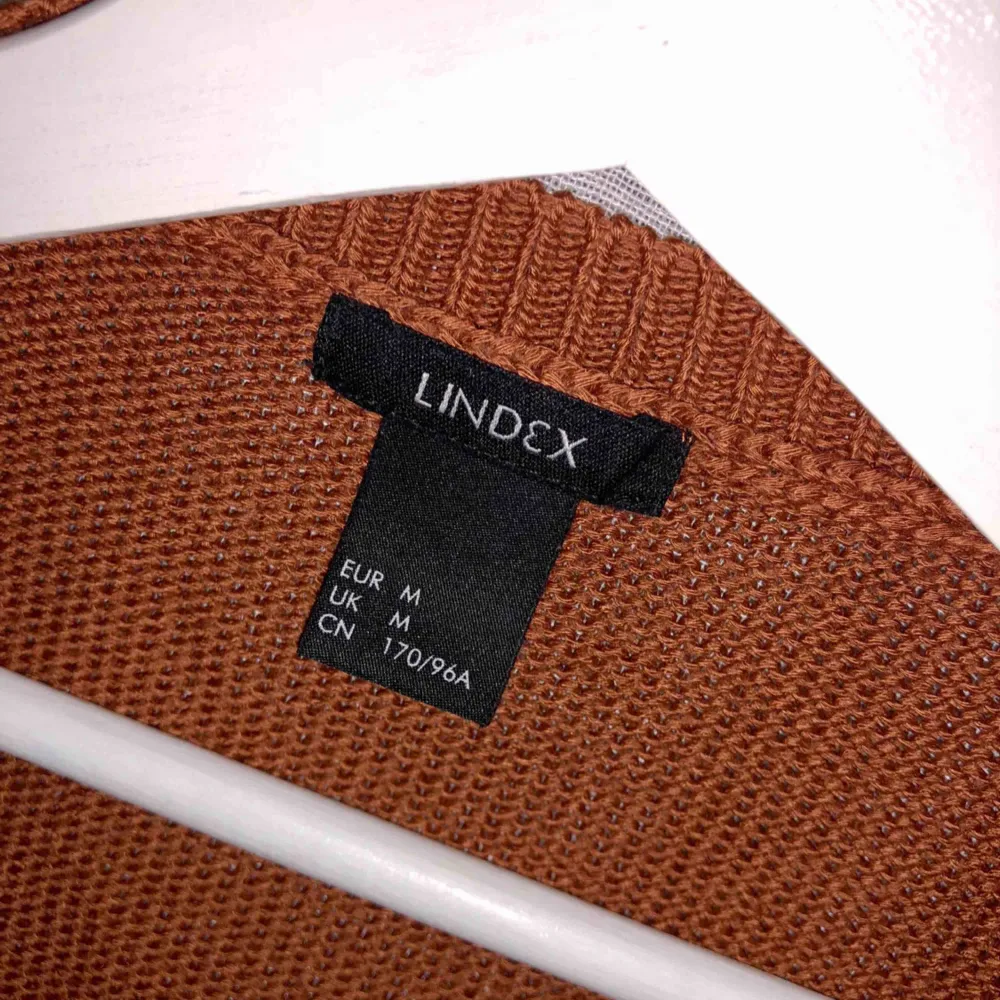 Superfin stickad tröja från Lindex. Så fin färg. ”Orangebrun” Jättefint skick. . Stickat.