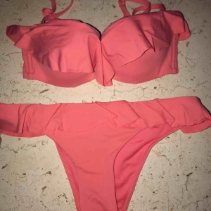  - Jag säljer en bandeau bikini, det kommer med band till som man även ser på bilden. Använd fåtal gånger. Den är köpt på en affär som heter OYSHO. Nypris ca. 250 per del. Storlek: S i båda delarna.