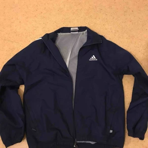  - En blå Adidas jacka i strl S 