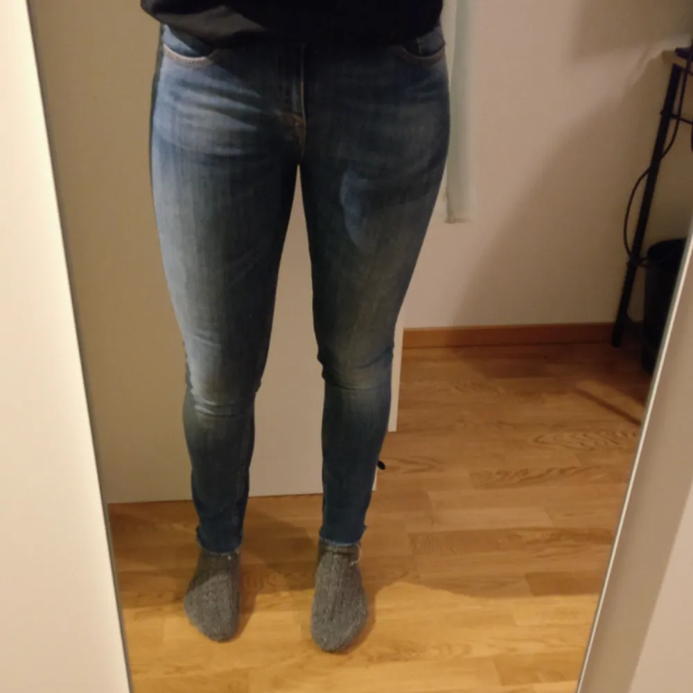 Säljer dessa jättesnygga tiger of sweden jeans då de är för små. Storlek 28/34. Jag är ca 100cm över rumpan och det är där de är för tighta, annars sitter de fint! Nyskick. 300kr inkl frakt. . Jeans & Byxor.