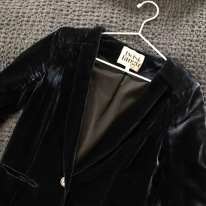 - Mörkblå blazer i sammet från Twist & Tango, använd ett fåtal gånger, är i jättefint skick! Möts upp i Sthlm eller skickar mot fraktkostnad. 