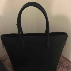  - Svart väska från hm. Den är stor och praktisk. Ganska använd