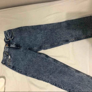  - Super fina Momjeans! Själv är jag egentligen 38 men så 40 passar 38 bra eftersom dom är små i storlekarna