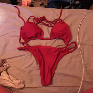 Bikini från Zaful, rosa\röd. 200kr plus frakt. Högmidjade trosor.