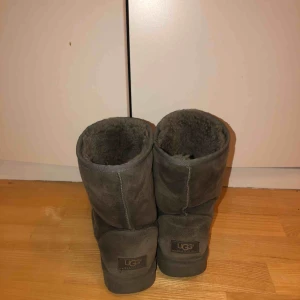  - Gråa mellan höga Ugg skor. Använda, men fortfarande användbara! 