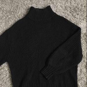 Svart stickad tröja från weekday/ ”swirl sweater”. Köpt för ett år sedan men endast använd ca 4 gånger!  Upphämtas i Gbg/köparen står för frakten 