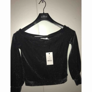  - En helt oanvänd off shoulder tröja från NA-KD , den är helt ny. Den är jätte snygg på! Köpte den för 200 kr. Snabbaffär sänker jag priset!  Tröjan sitter bra som s och xs 👌🏻