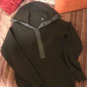  - Whyred i stl.S Sitter som en S-M Mossgrön/militärgrön  I bruksskick. Har någon fläck om man synar samt är aningen riven i midjan (inget man tänker på som en vardagströja).