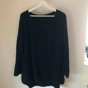  - Stickad oversize tröja, rund i formen