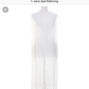  - Transparent kaftan från Wera, strl S. Tunn och fin med knappar hela vägen och slitsar på båda sidor. Läderskärp till midjan.