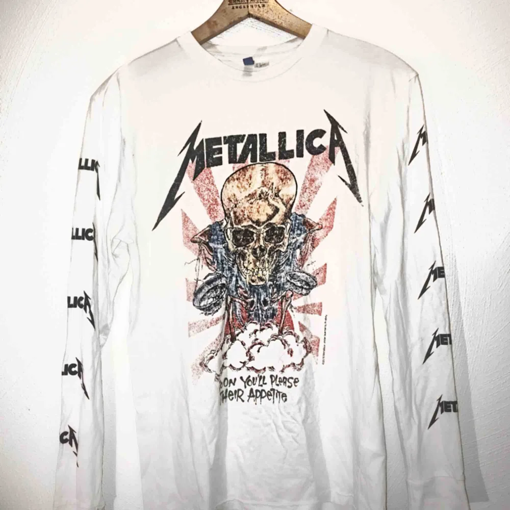 Långärmad Metallica-tröja från HM med många fina detaljer. Använd 3-4 gånger så i jättefint skick! 💜  💙Passar både killar & tjejer💙  ☮️Fraktar & möter upp☮️. T-shirts.