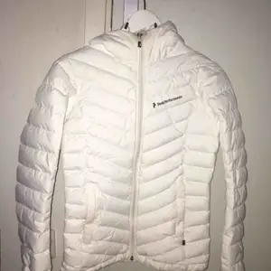 Säljer min vita peak jacka i storlek Xs, köpt förra vintern och ändast använd förra vintern. Högsta bud gäller! 😊