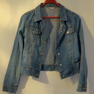 - Klassisk tunn jeansjacka 