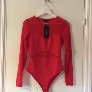  - Röd body. Aldrig använd. Köpare står för frakt :)