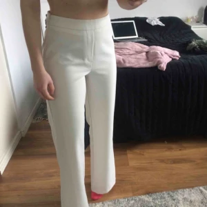  - Vita kostymbyxor i storlek S från BikBok. Möts upp i Uppsala annars står köparen för frakten