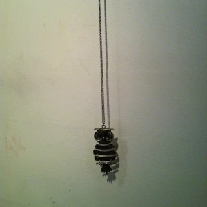 Halsband med uggelmotiv, använd ca 1 gång - Halsband med uggelmotiv, använd ca 1 gång