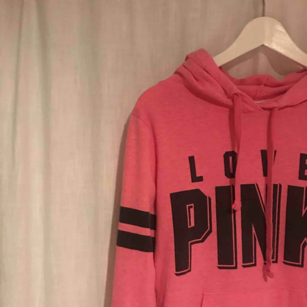 Hoodie från Victorias secret PINK! Köpt i New York för några år sedan och nästan aldrig använd! Fraktkostnad tillkommer👍🏼. Hoodies.