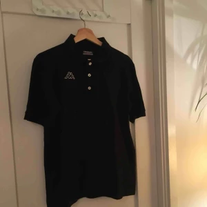  - Pikétröja från trendmärket Kappa, storlek M. Frakt tillkommer