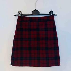 Rutig kjol från Pull&Bear. Använd ett fåtal gånger! Köparen står för frakten. 