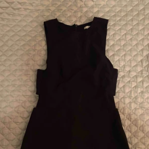  - Marinblå topp från hm. Smått öppen på sidorna. Dragkedja i ryggen.  Använd ett fåtal gånger. 